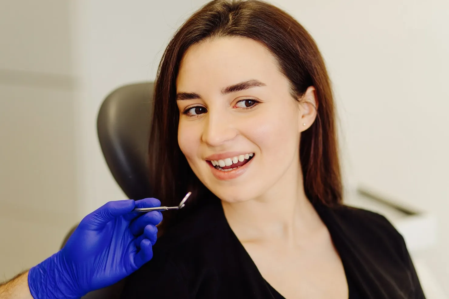 Zahnärztliche Untersuchung einer Frau